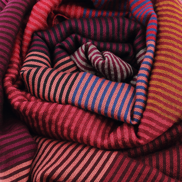 Echarpe-laine-merinos-soie-coton-rouge-fabrique-en-france-Kaleida